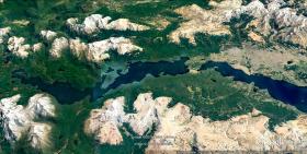 Zwei Seen von oben, die fast so aussehen, wie der Thuner- und der Brienzersee