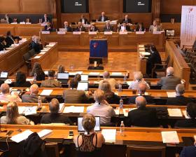 I membri del Consiglio degli svizzeri all estero seduti nell aula del parlamento di Berna mentre dibattono.