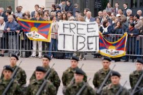 militari svizzeri davanti a manifestanti tibetani.