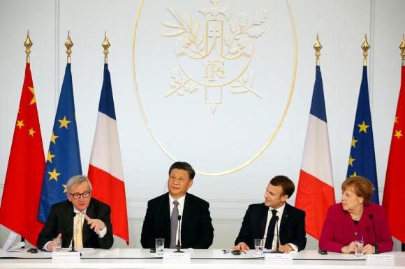 Alla conferenza stampa i quattro leader seduti uno accanto all altro con dietro le bandiera di Cina, Ue e Francia