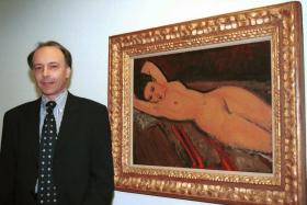 Rudy Chiappini, allora direttore del Museo d Arte moderna della città di Lugano, posa con un opera di Modigliani.