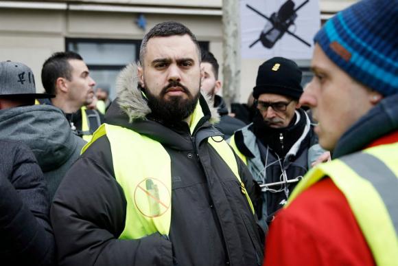 Eric Drouet con il gilet giallo ripreso nel mese di febbraio a una delle manifestazioni organizzate a Parigi