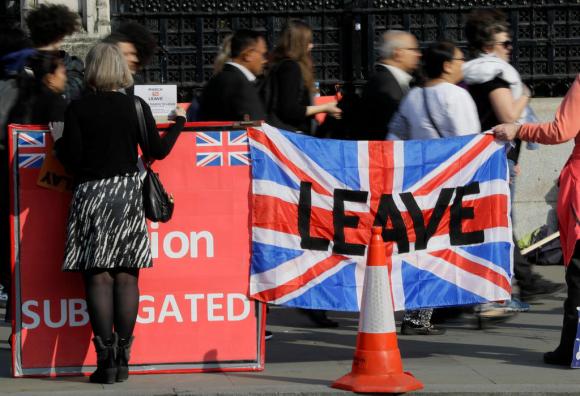 Giovedì 28 marzo davanti al Parlamento manifestazione a favore della Brexit: una bandiera britannica con scritto leave