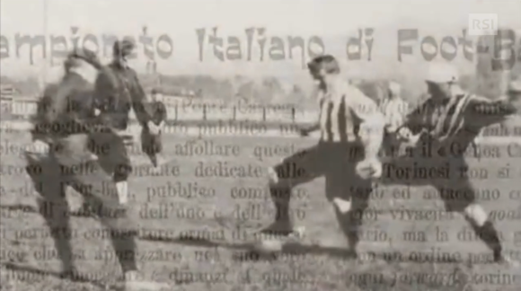 Fotogramma in b/n di una partita di calcio, con in trasparenza un articolo di giornale che parla del campionato italiano