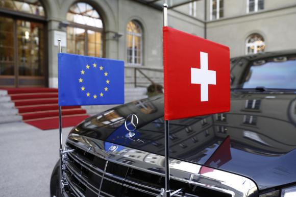 Le bandiere di Svizzera e Ue sventolano su un auto durante una visita ufficiale del presidente della Commissione Ue