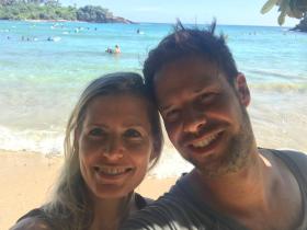 Frau und Mann, Selfie am Strand mit türkisblauem Wasser