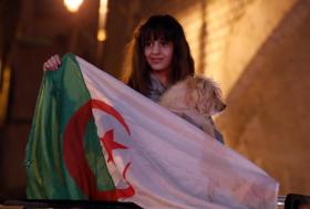 ragazza con una bandiera algerina