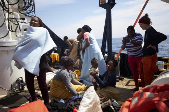 Migranti sulla nave della Sea Eye al largo di Lampedusa