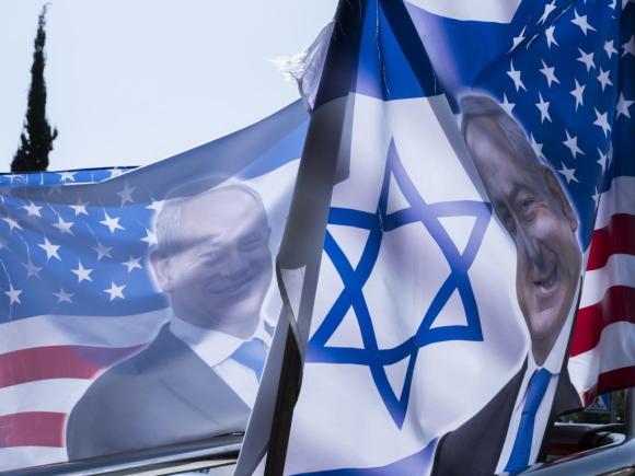 Le bandiere di Israele e USA con impresso il volto di Benjamin Netanyahu