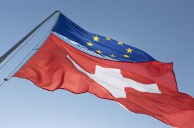 Le bandiere di Svizzera e Ue