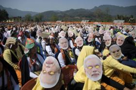 folla con la maschera di Narendra Modi