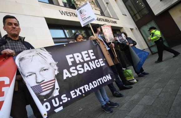 Davanti al tribunale londinese, manifestanti protestano a favore della liberazione di Assange.