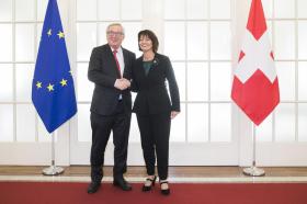 Stretta di mano tra bandiera svizzera ed europea