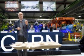 L architetto Renzo Piano mentre presenta il suo progetto a Ginevra