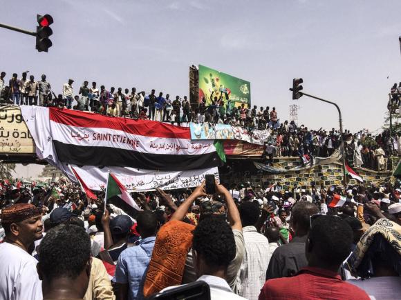 Gente un po ovunque a Khartoum che manifesta contro il regime militare del dopo colpo di stato.