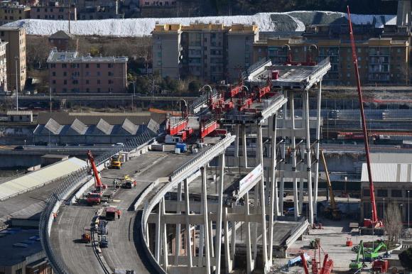 Una fase della demolizione del Ponte Morandi