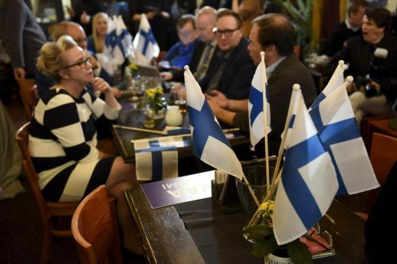 Bandierine finlandesi durante un convegno del partito Veri finlandesi