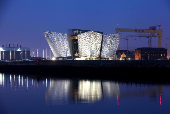 Il museo dedicato al Titanic a Belfast ripreso di notte