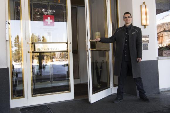 Portiere davanti a una porta d albergo a St. Moritz