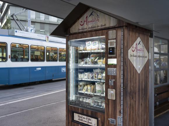 Un distributore Alpomat a una fermata del tram a Zurigo