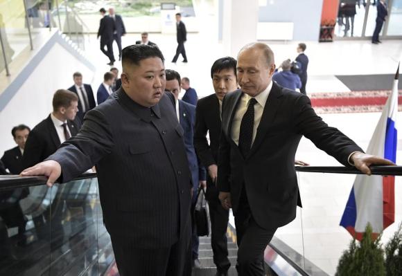 Kim Jong-un e Vladimir Putin mentre salgono con delle scale mobili