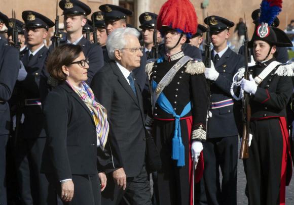 Il presidente italiano Mattarella sfila davanti ai carabinieri con la ministra della difesa Elisabetta Trenta per il 25 aprile