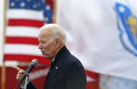 Joe biden davanti a una bandiera americana