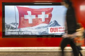 Affiche pour la RFFA avec un drapeau suisse et deux croix blanches