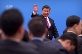 Xi Jinping saluta