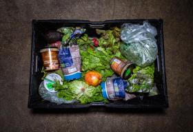 verdure e altri alimenti in una cassa