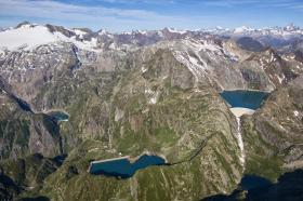 immagine aerea delle alpi con dei laghetti