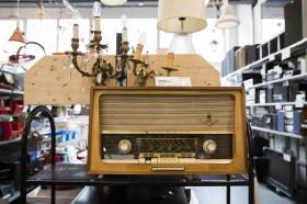 Vecchio apparecchio radiofonico ritratto all interno di un negozio di antiquariato