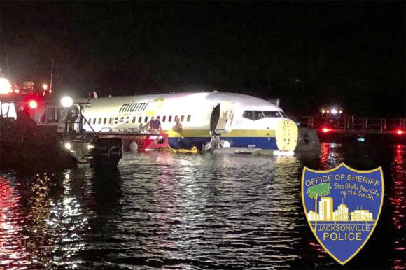 Il Boeing 737 finito nel fiume a Jacksonville