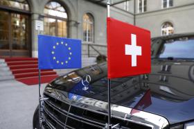 bandiere svizzera e europea su un auto