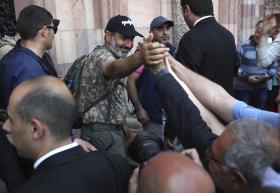Nikol Pashinyan wird von Bürgern in Armenien beglückwünscht