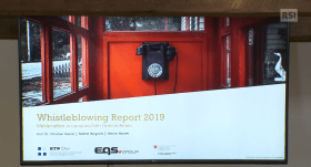 Immagine di uno stanzino con pareti rosse e vecchio telefono a disco sul fondo; scritta Whistleblowing Report 2019