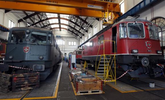 due locomotive all interno di un hangar
