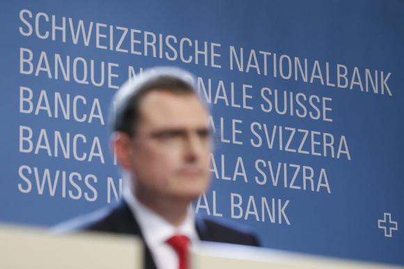 Mann vor Schriftzug Schweizerische Nationalbank