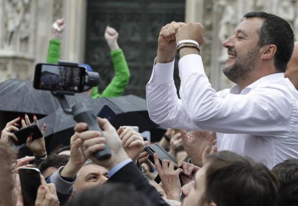 Matteo Salvini durante la campagna per le europee in piazza del Duomo a Milano.