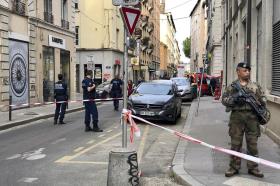 Forze dell ordine presidiano il luogo del presunto attentato a Lione.