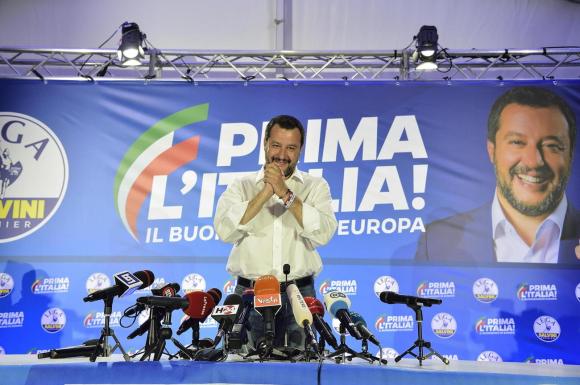 Matteo Salvini in piedi ringrazia per il risultato straordinario della Lega.
