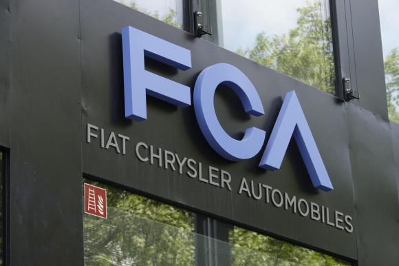 Il logo del gruppo Fca all entrata di una delle fabbriche del gruppo in Germania