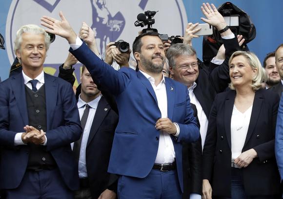 L olandese Geert Wilders, l italiano Matteo Salvini e la francese Marine Le Pen in una foto colta in Italia alcune settimane fa