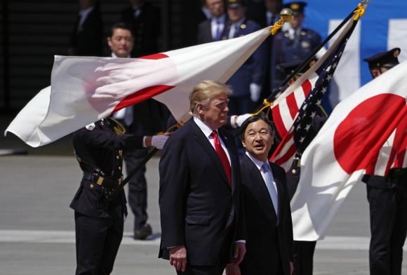 Trump con l imperatore giapponese Naruhito durante la cerimonia di benvenuto davanti al palazzo imperiale di Tokyo