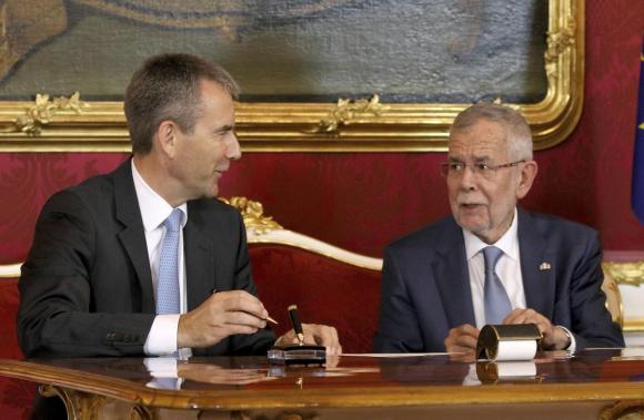 Il cancelliere ad interim sulla sinistra e il presidente austriaco sulla destra