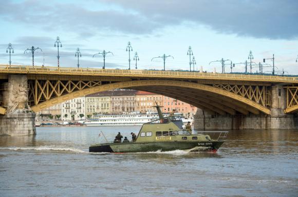 Un imbarcazione dell esercito ungherese impegnato nella ricerca dei dispersi