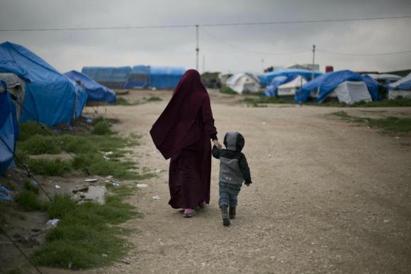 Donna con bambino nel campo Roj nel nord della Siria.