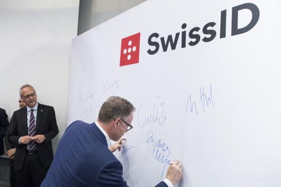 Il Ceo delle FFS Andreas Meyer firma l accordo per la joint venture della SwissID