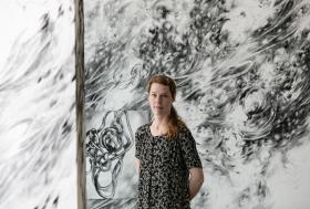 Julia Steiner, davanti alla sua installazione all Helvetia Art Foyer
