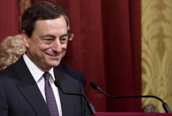 in primo piano Mario Draghi, presidente della Banca centrale europea